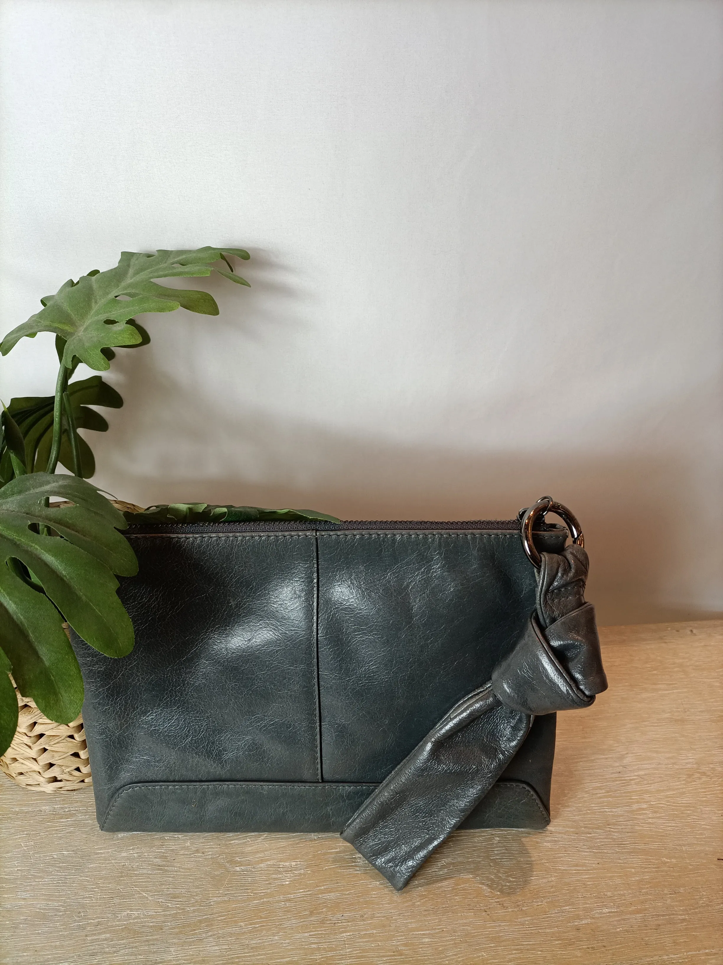 ADOLFO DOMINGUEZ. Cartera de mano piel gris