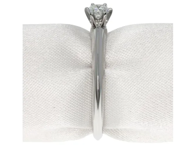 Anillo de diamante solitario de platino Tiffany & Co. 
