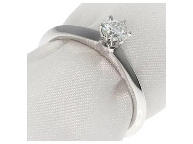 Anillo de diamante solitario de platino Tiffany & Co. 