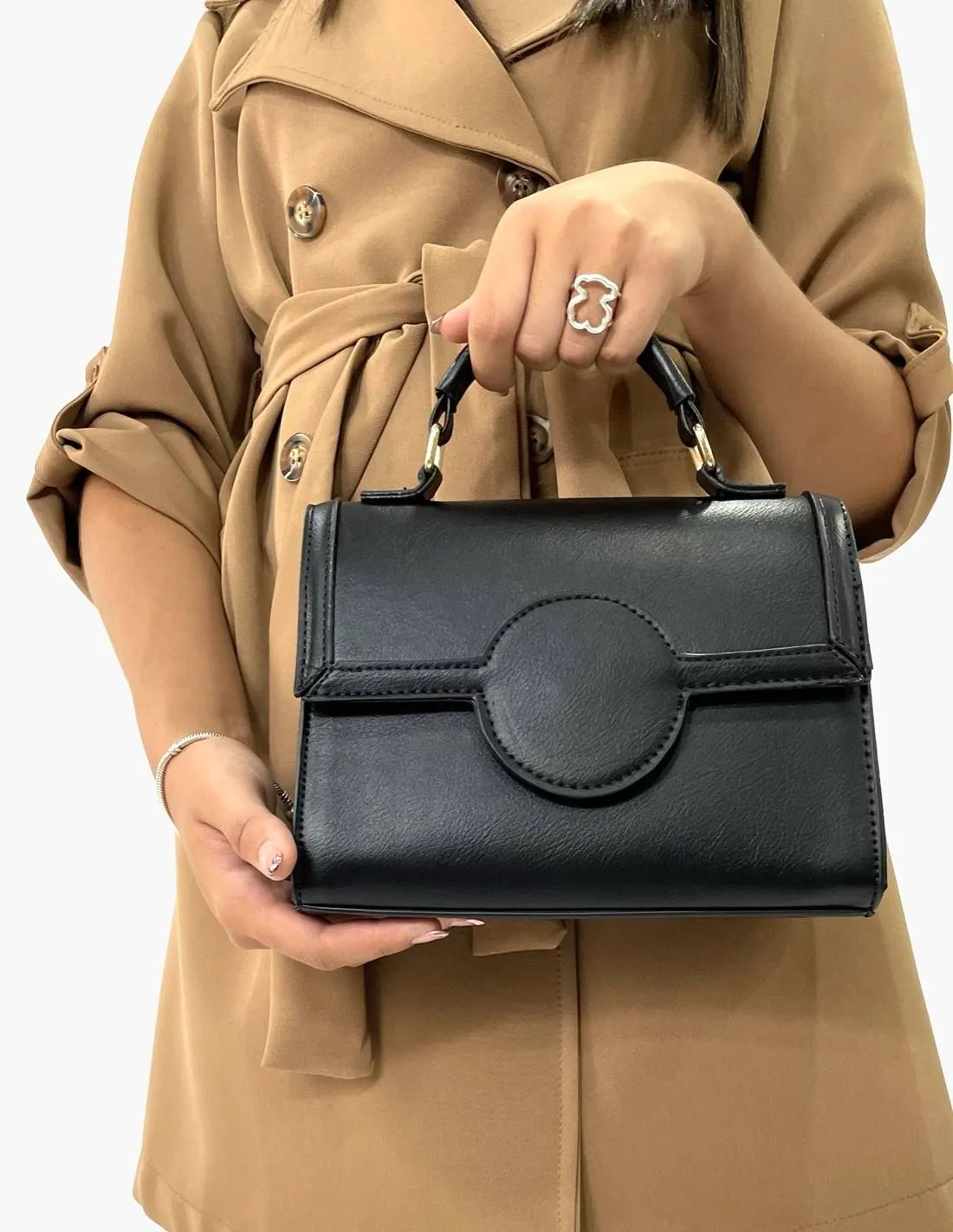 Bolso negro de mano con correa para colgar