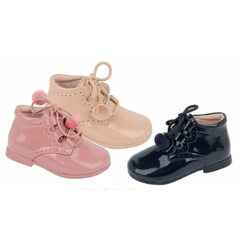 Bota tipo inglesita con borlas
