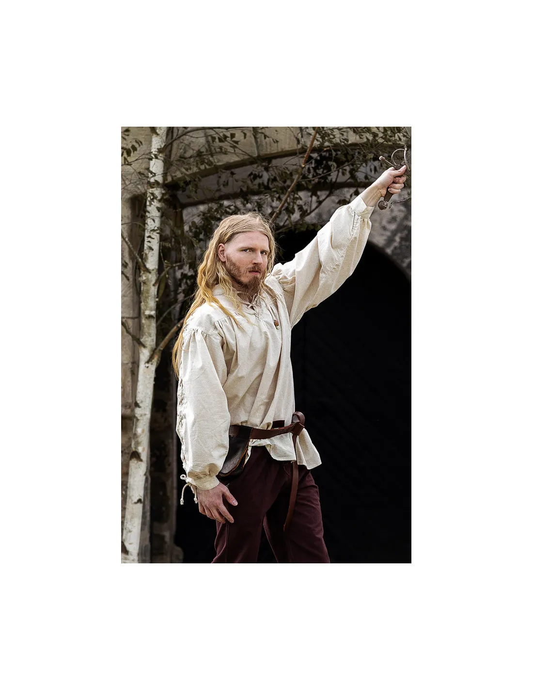 Camisa medieval cuello alto con cordones en las mangas