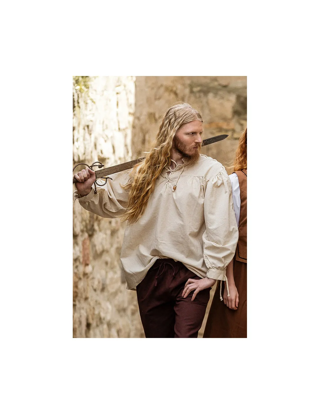 Camisa medieval cuello alto con cordones en las mangas