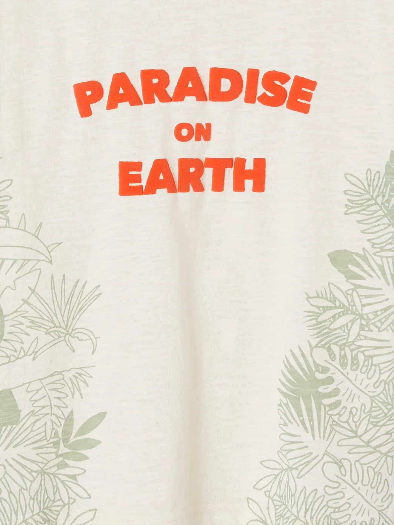 Camiseta con motivos exóticos y texto de tinta con relieve para niño