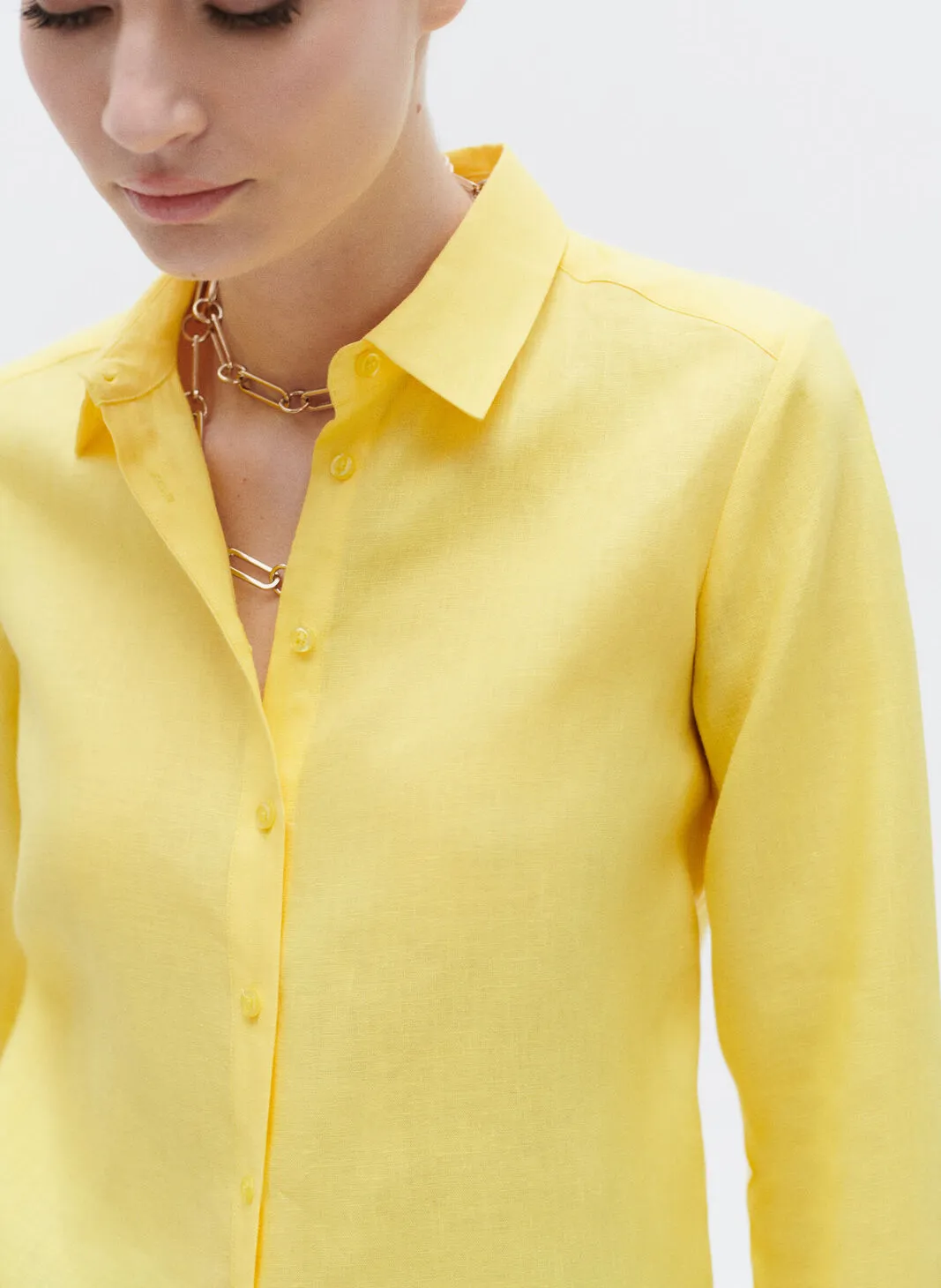 CAROLL BRENDA  CAMISA DE LINO CON CUELLO CLáSICO EN AMARILLO