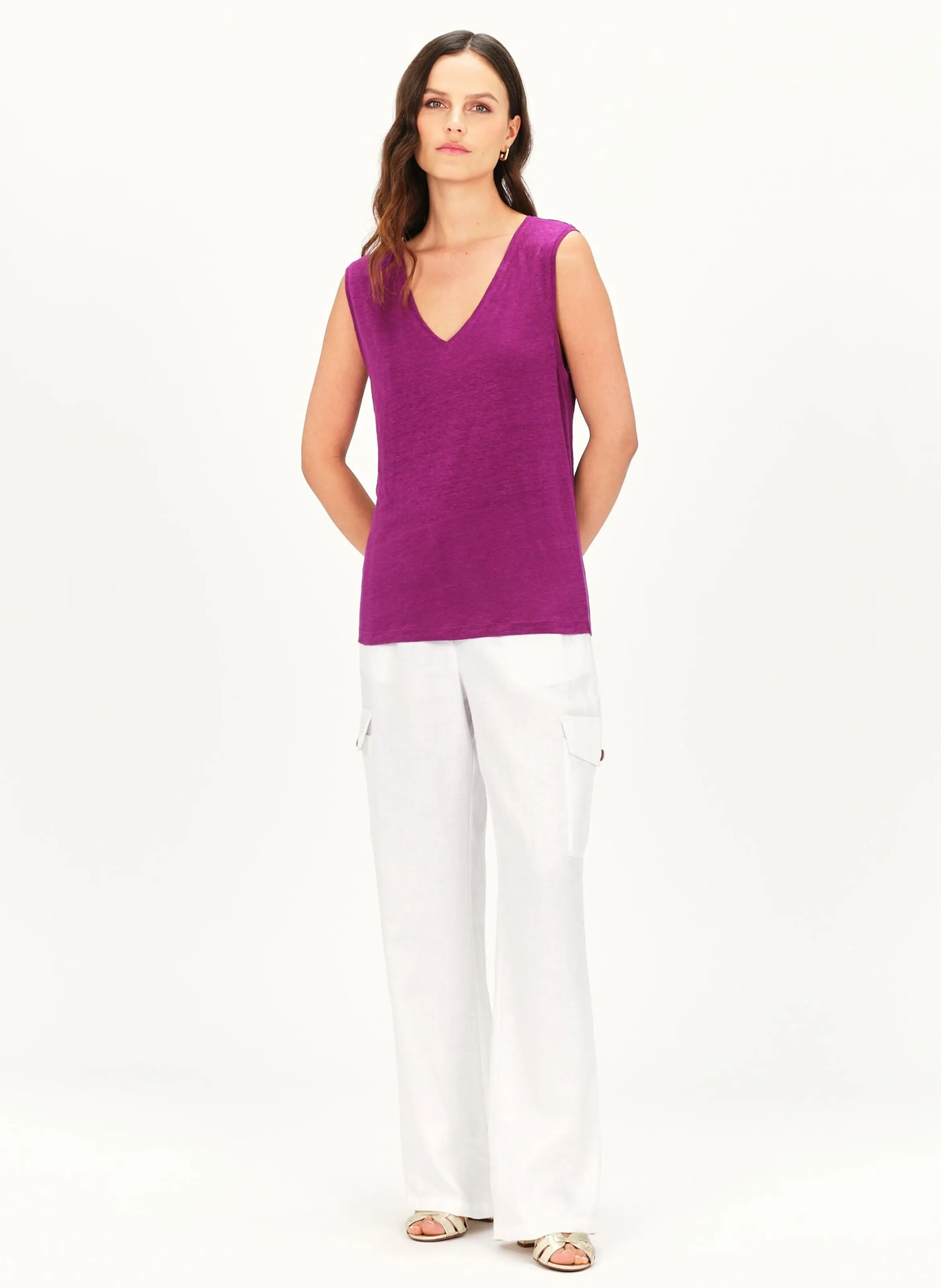 CAROLL TRYM  CAMISETA CON ESCOTE DE PICO EN VIOLETA