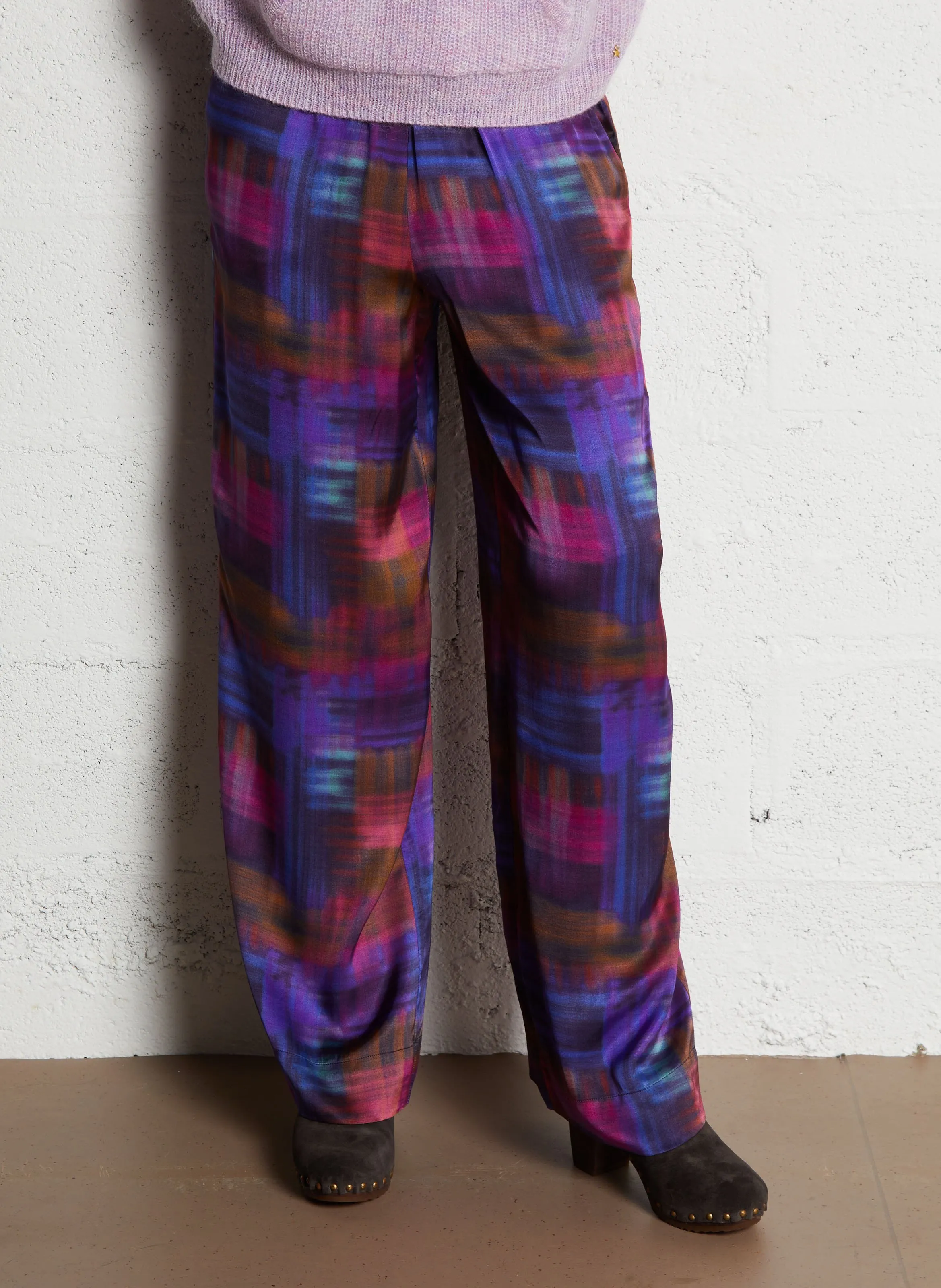 EVANOU  PANTALóN AMPLIO ESTAMPADO SATINADO EN MULTICOLOR