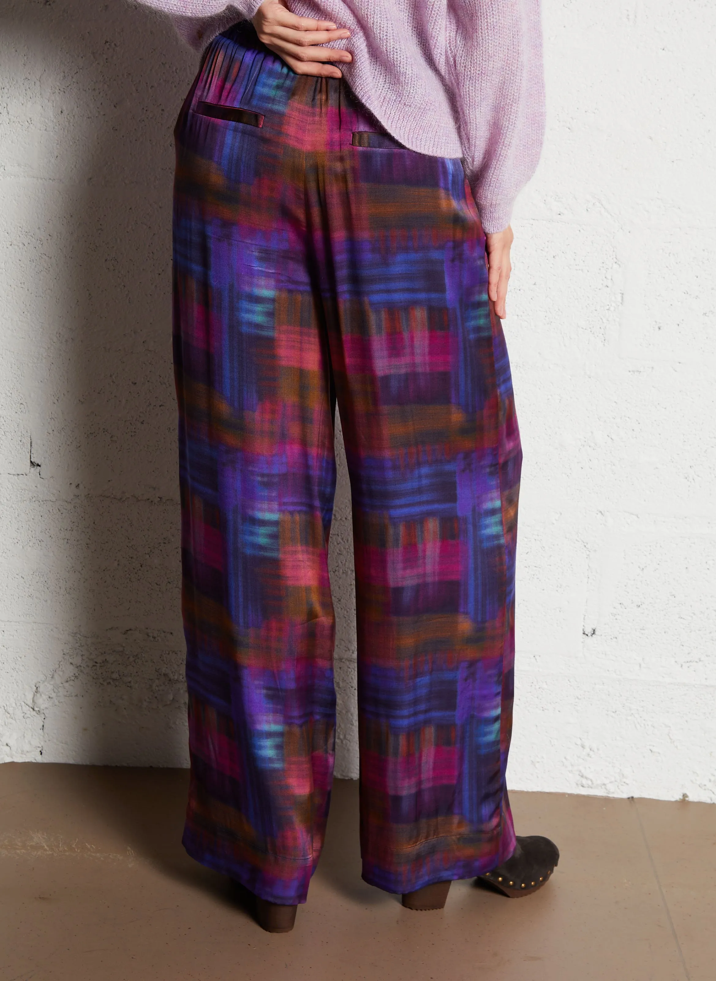 EVANOU  PANTALóN AMPLIO ESTAMPADO SATINADO EN MULTICOLOR