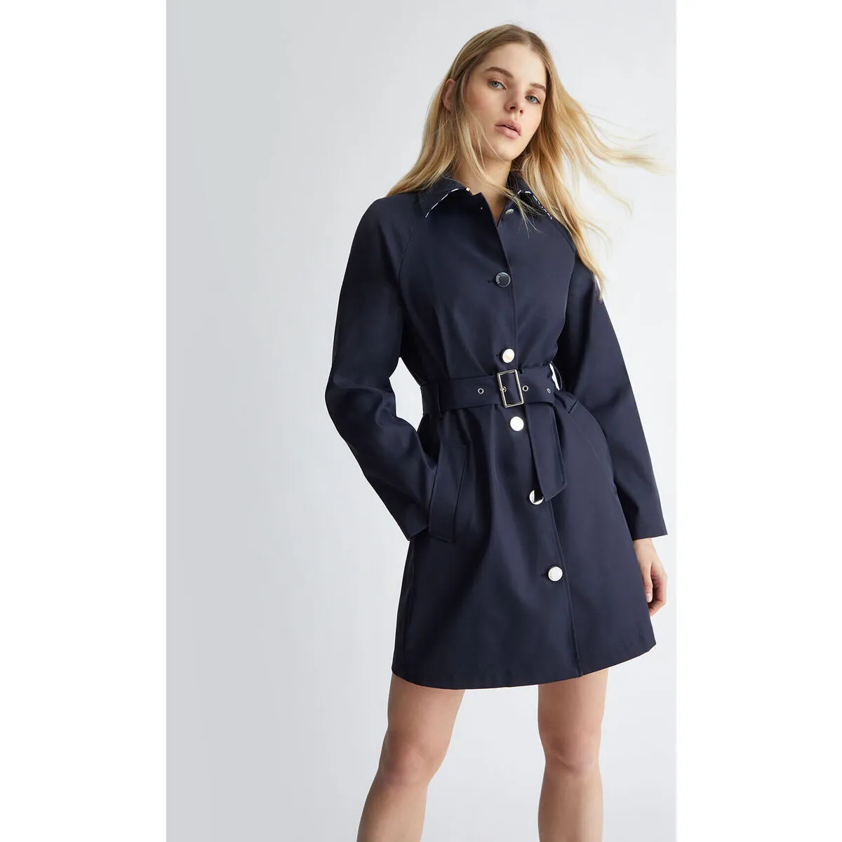 Gabardina con cinturón