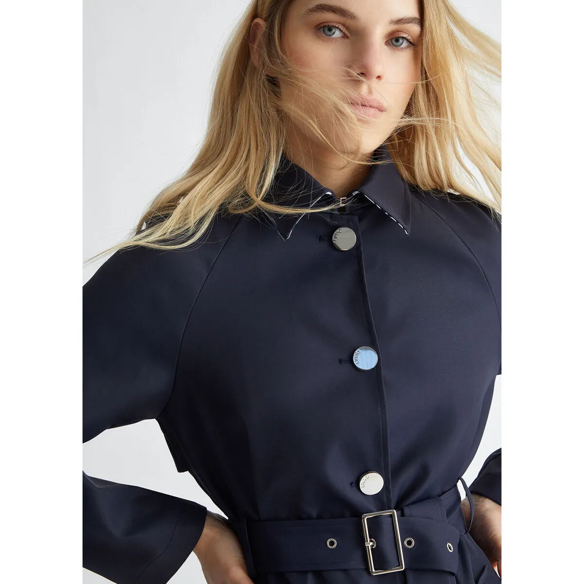 Gabardina con cinturón