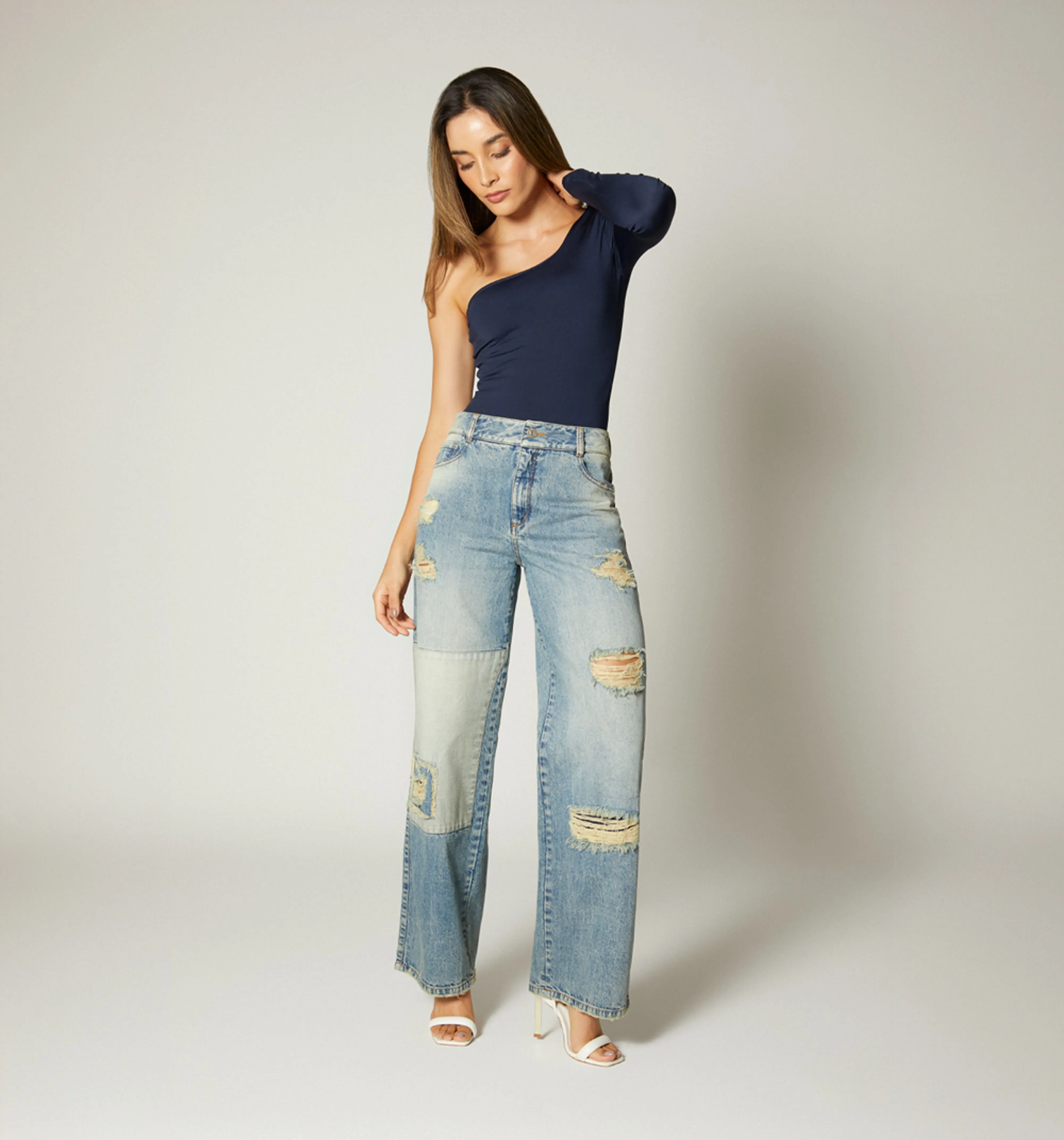 Jean loose fit, cinco bolsillos, rotos y