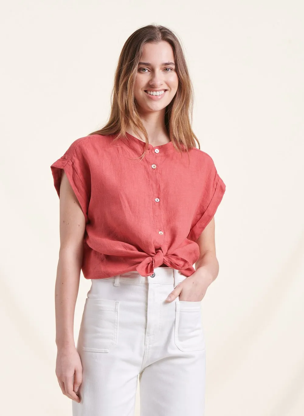 LA FEE MARABOUTEE Camisa recta de manga corta de lino en rojo