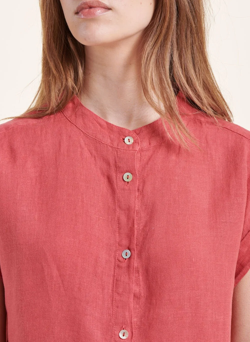LA FEE MARABOUTEE Camisa recta de manga corta de lino en rojo