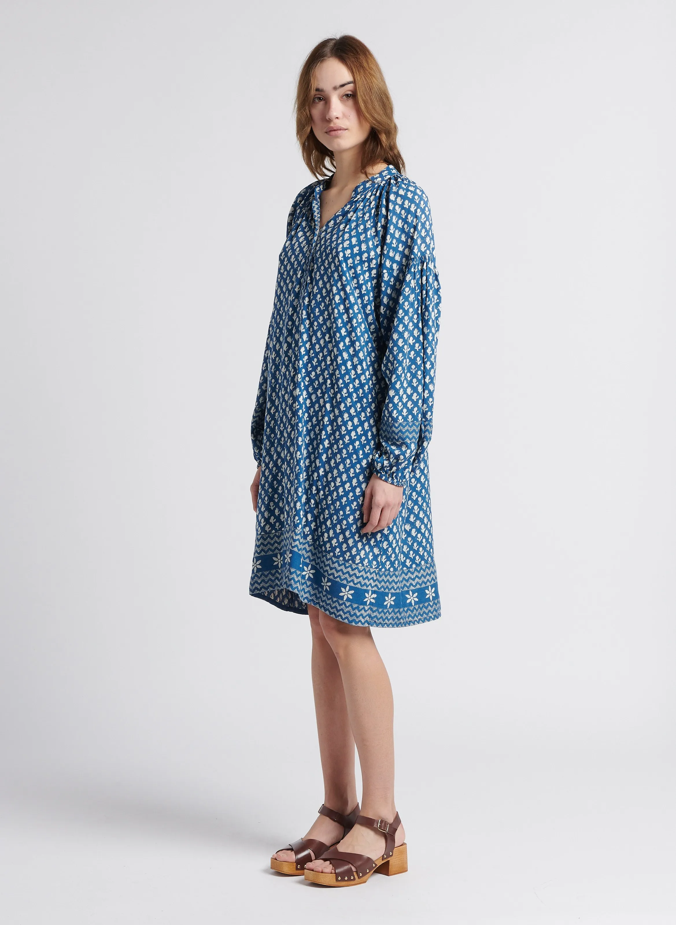 NATALIA  VESTIDO CORTO ESTAMPADO CON CUELLO TUNECINO EN AZUL