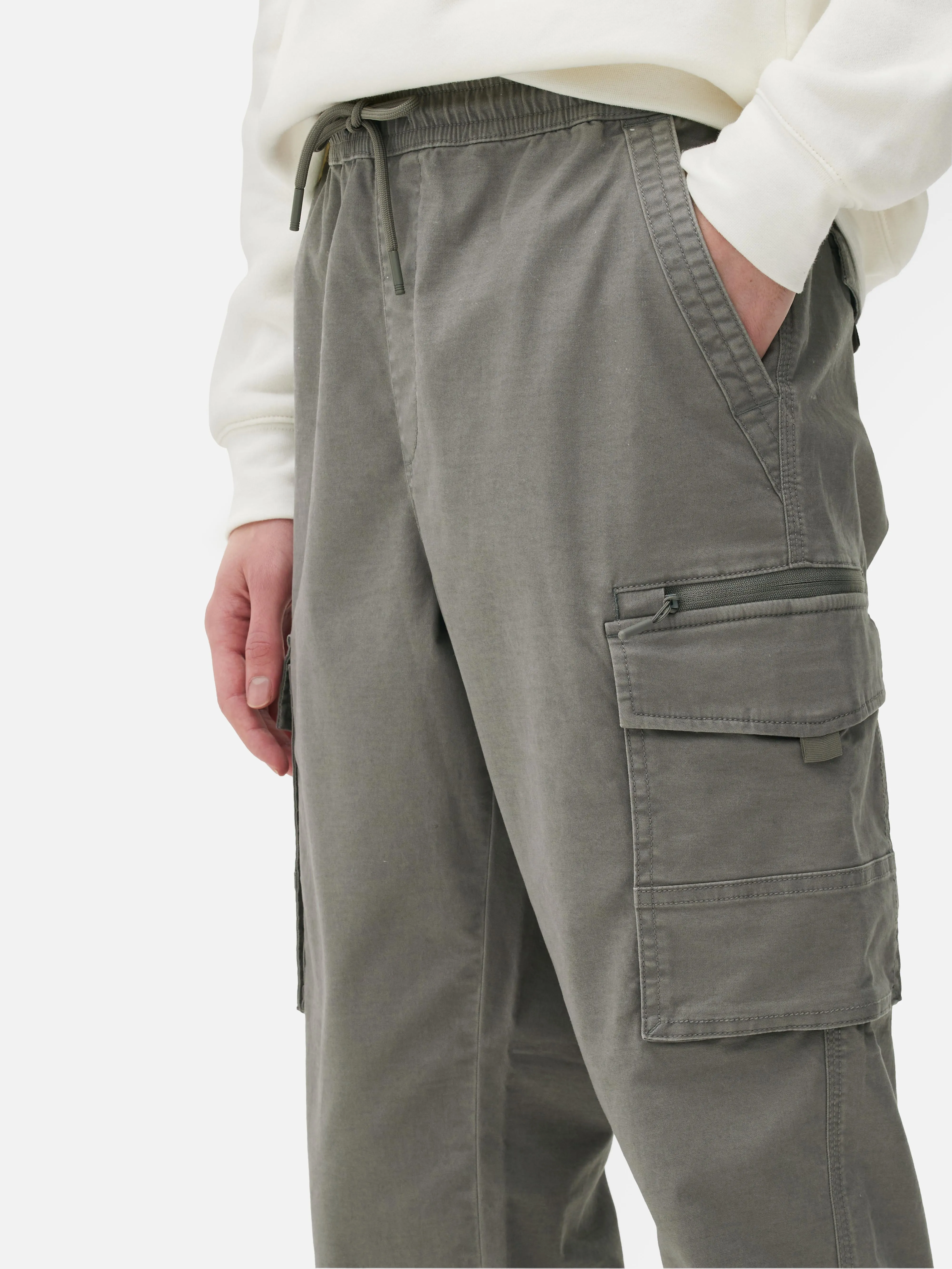 Pantalones cargo holgados con bajos elásticos