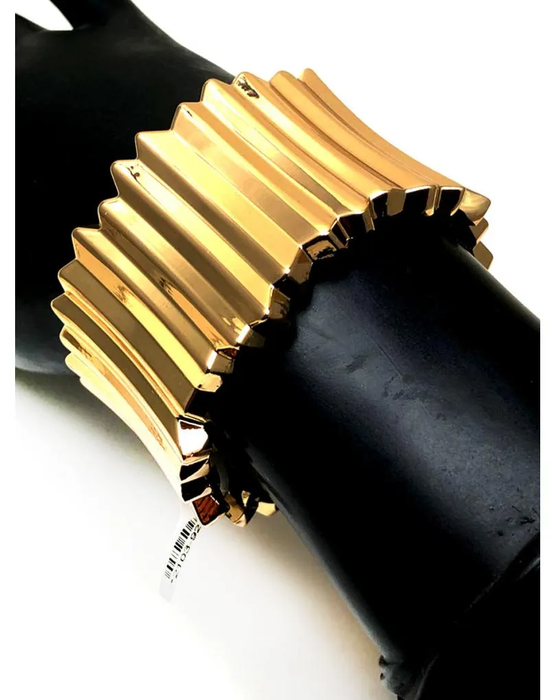 PULSERAS DORADAS ANCHAS CON LAS QUE COMPLETAR TU LOOK